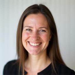 Porträt von Sophie Weber, die für Kundenbetreuung und Projektmanagement bei Vireo Craft zuständig ist